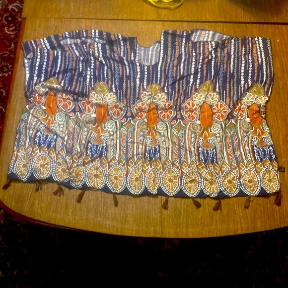 Poncho cover up. Lightweight. Great beachwear. 100% Viscose - Picture 2 of 4